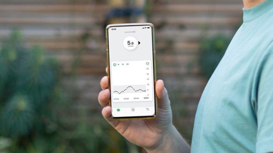 Osoba koja provjerava podatke u aplikaciji Dexcom ONE